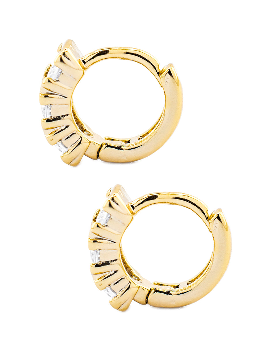 Huggie con Zirconia Ovalada en Baño de Oro